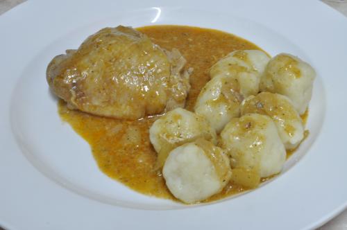 Kuře na paprice se smetanovými noky  – Snadné recept z Maďarsko kuchyně, hotový za 30 - 45 minut